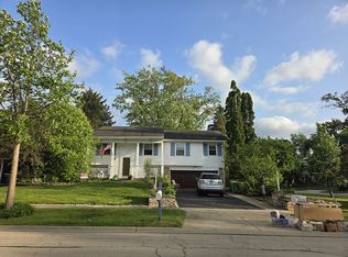 881 Woodhollow Ln, Buffalo Grove, IL 60089