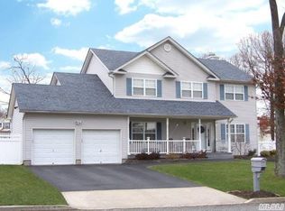 7 Rhode Island St, Coram, NY 11727