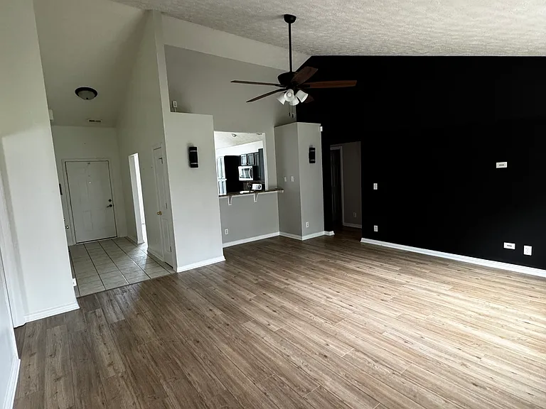 4615 Boardwalk Dr — Photo 5