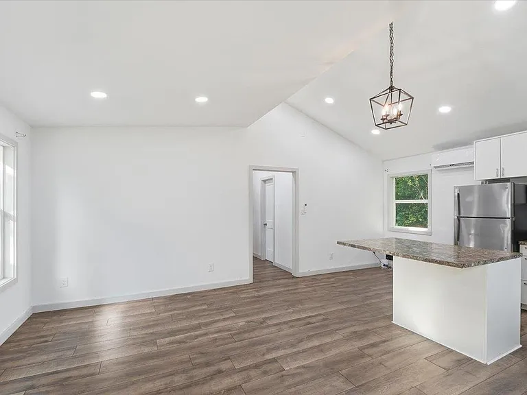 877 Yaupon Dr — Photo 8