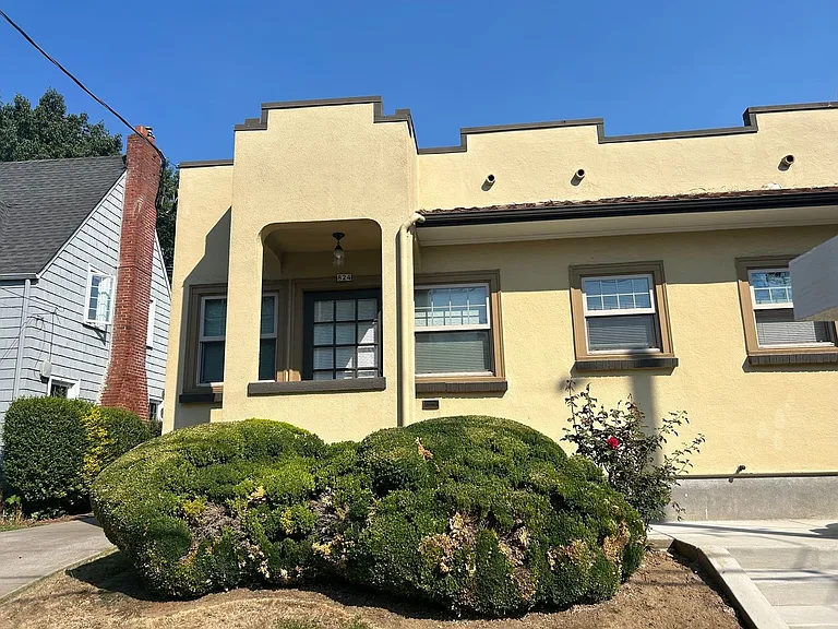 824 SE Peacock Ln — Photo 1