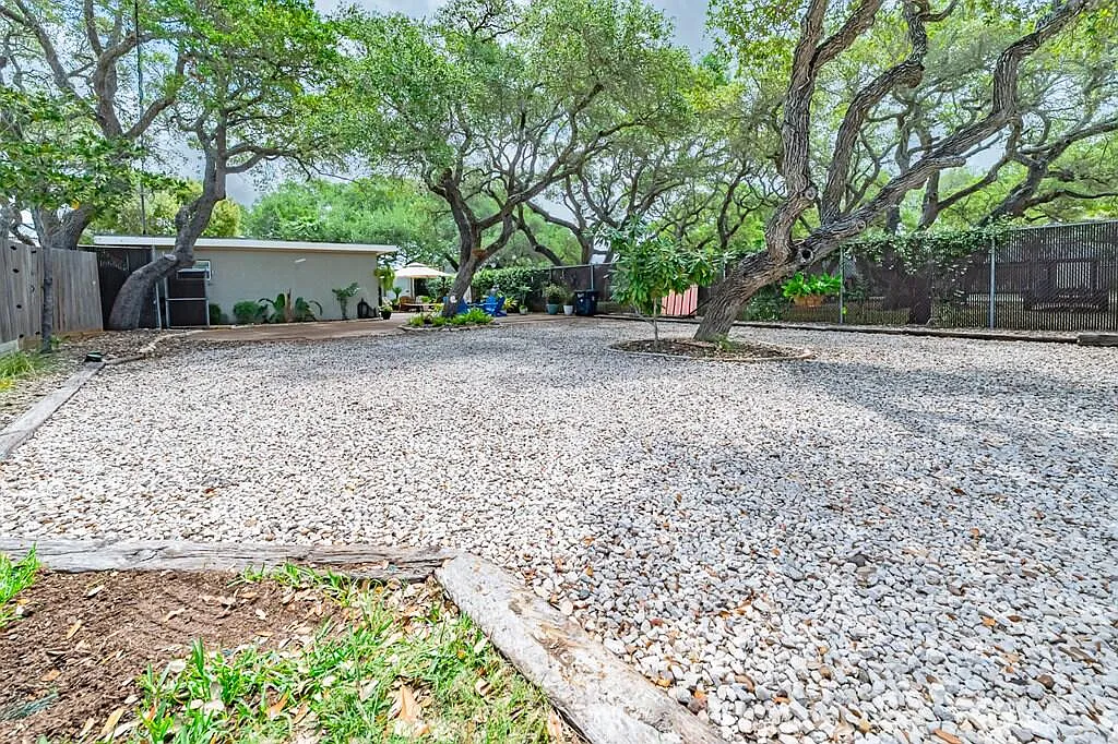 2 bed, 1.0 bath, 864 sqft, $2,000 — Photo 4