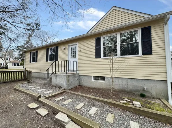 135 Hoover St, North Kingstown, RI 02852