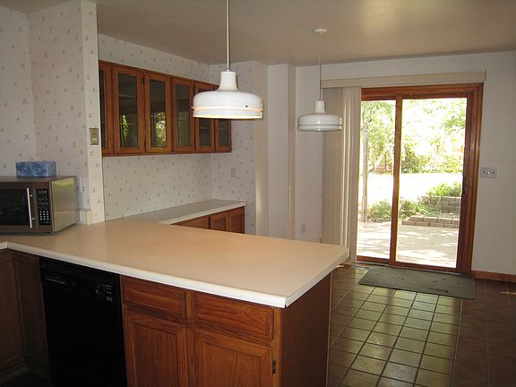 Breakfast Bar & Dining Area