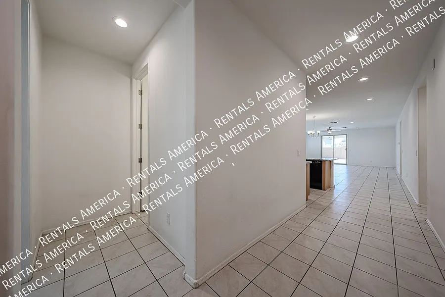 Beautiful 5 Bedroom in Tuscano Community! — Photo 3