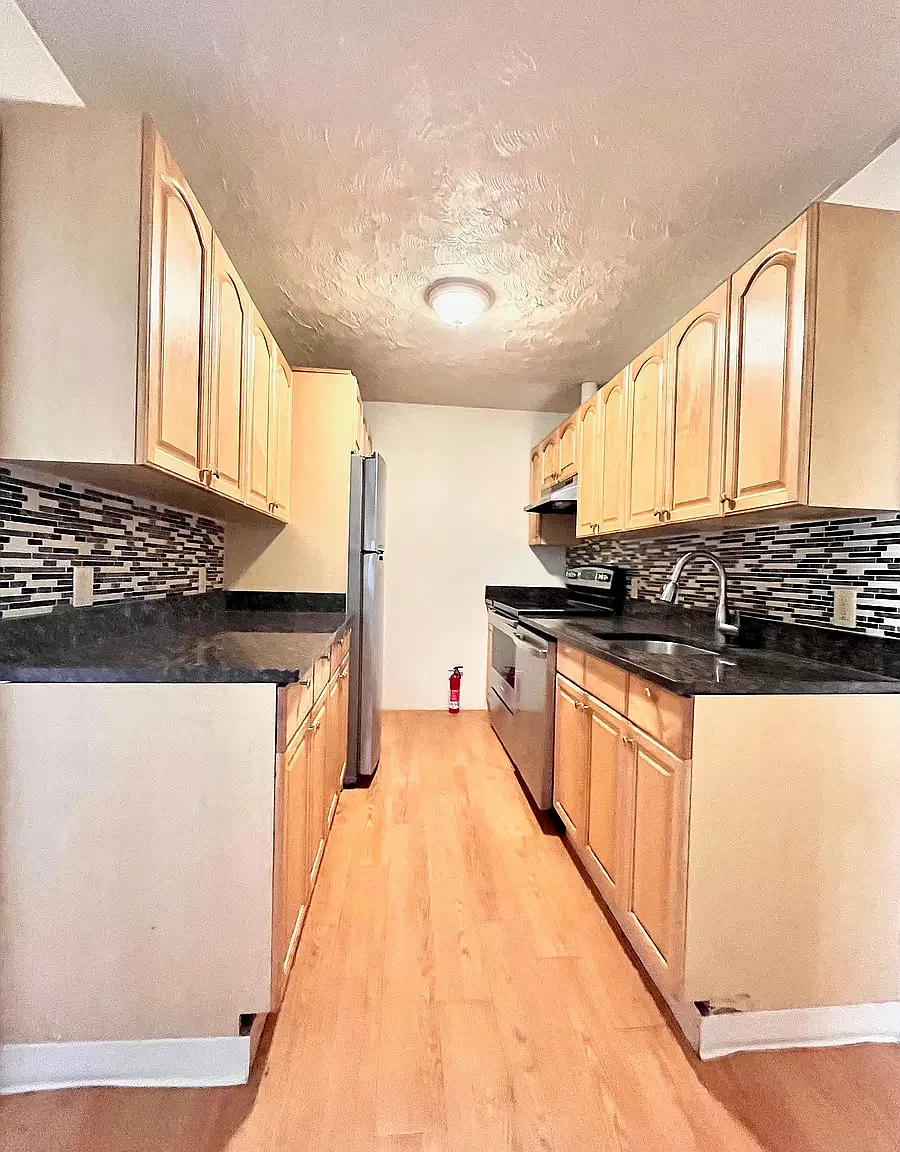 4 bed, 9999 sqft, $3,400 — Photo 1