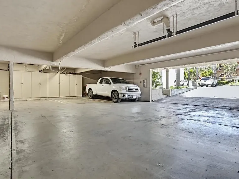 Parking Lot/Garage