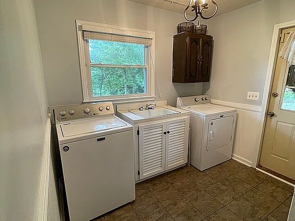 Laundry room/side entry