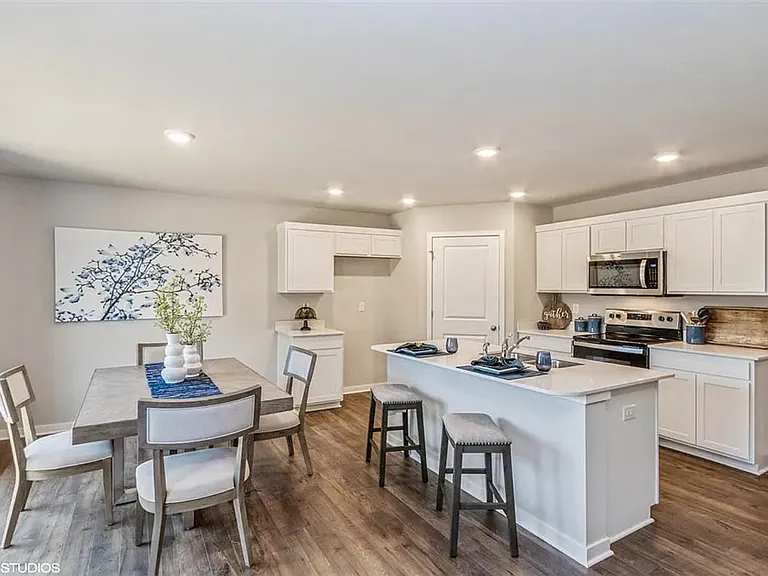1407 NE Crossing Oaks Dr — Photo 4