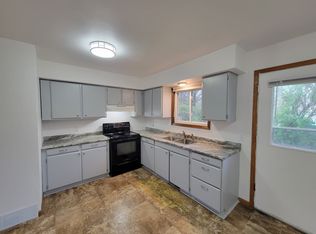 2423 Royal Dr, Cedar Falls, IA 50613