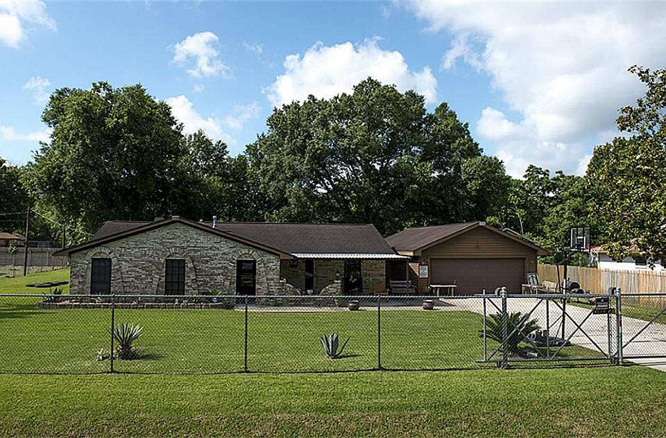 Another Front View Of Home ..Lots Of Yard!!