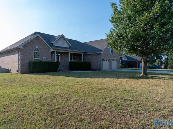 110 Grassy Bank Dr, New Market, AL 35761