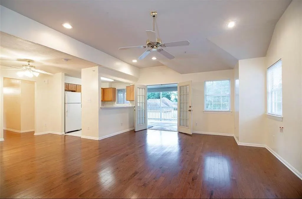 2 bed, 2.0 bath, 1070 sqft, $1,829 — Photo 3