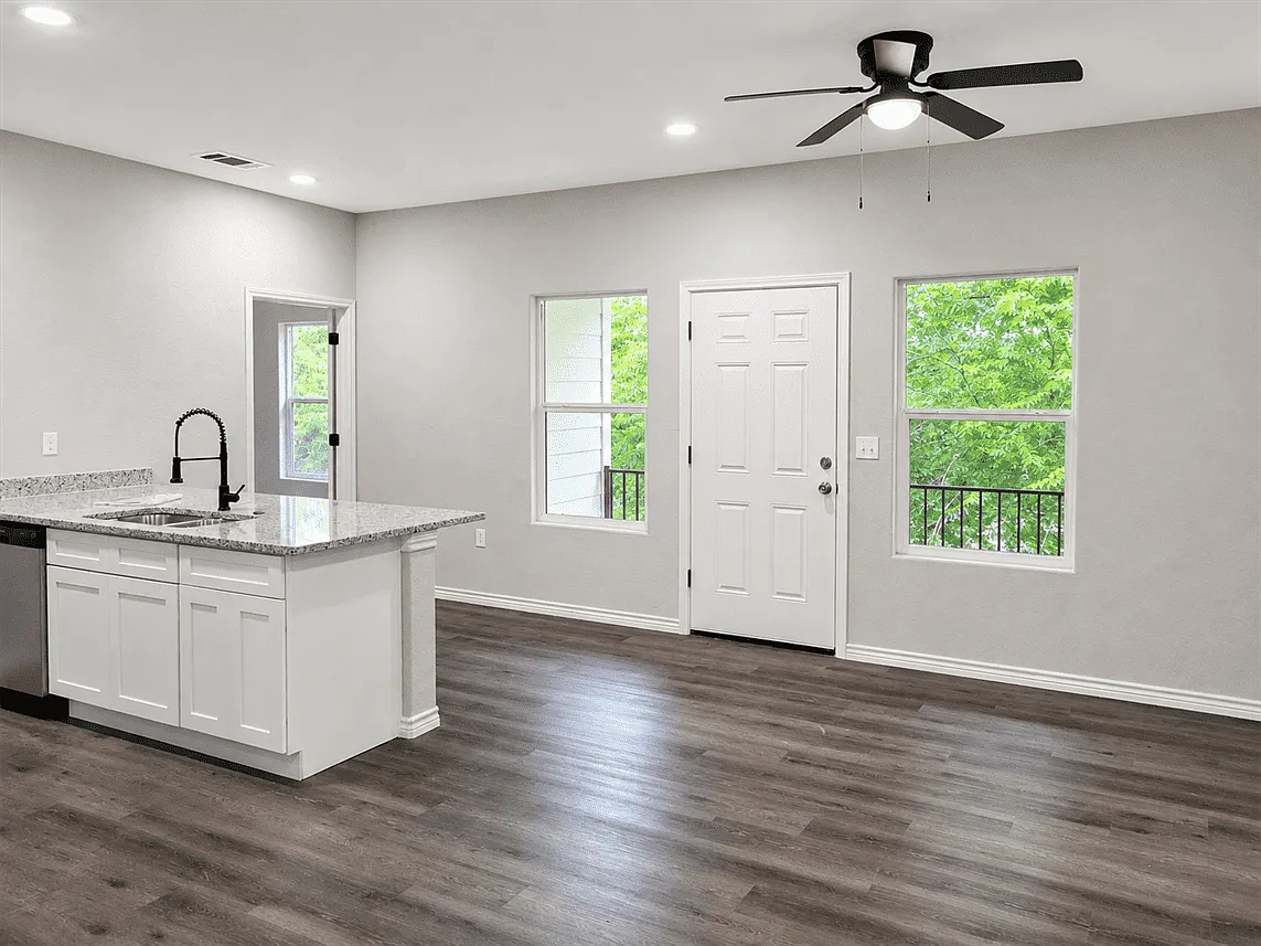 3 bed, 1115 sqft, $1,295 — Photo 3