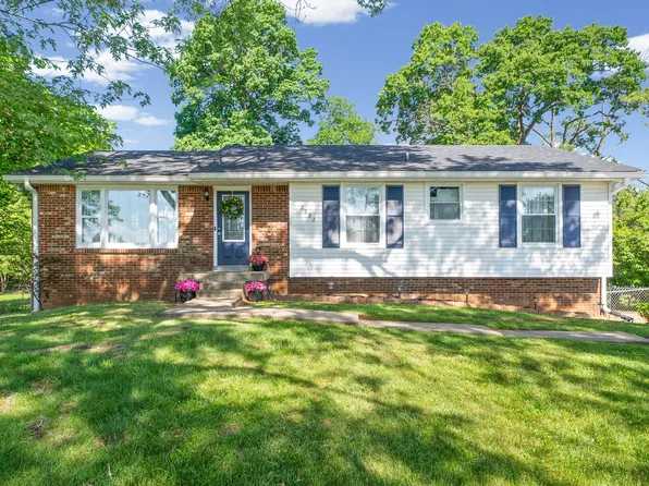 2222 Robin Dr, Clarksville, TN 37042