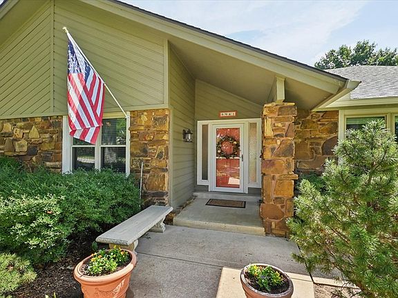3rd image of 8941 S Florence Pl
