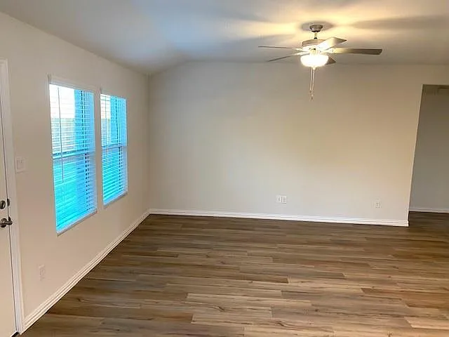 1902 Canyon Ln — Photo 10