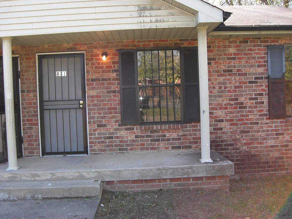 831 Charlie Pl