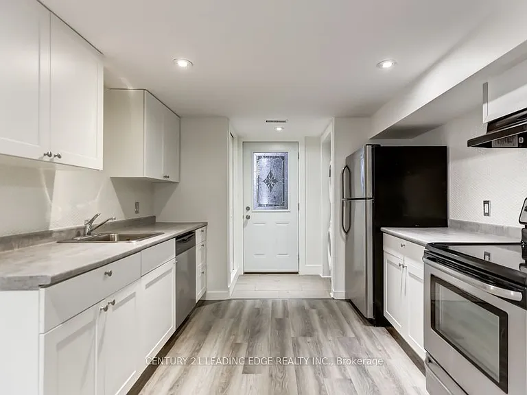 104 Leslie St #LOWER — Photo 8
