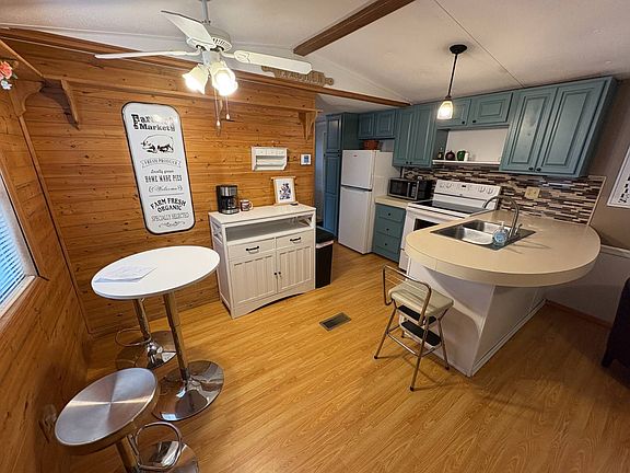 4th image of 19 Lake Griffin Dr #10