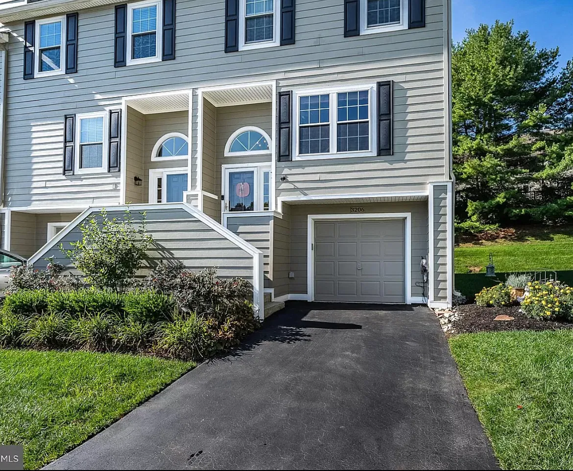 3 bed, 2.5 bath, 1776 sqft, $2,999 — Photo 2