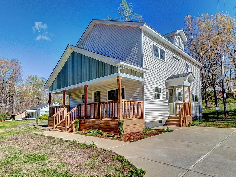 902 N Mountain St — Photo 1