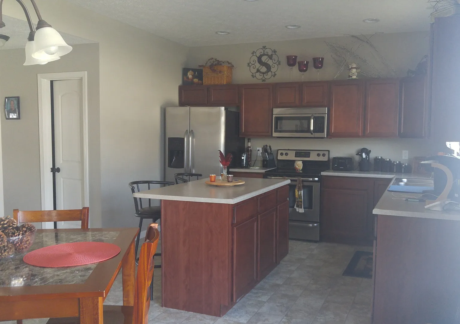 Modern 4 Bedroom, 2.5 Bath West Side Single Family Home — Photo 3