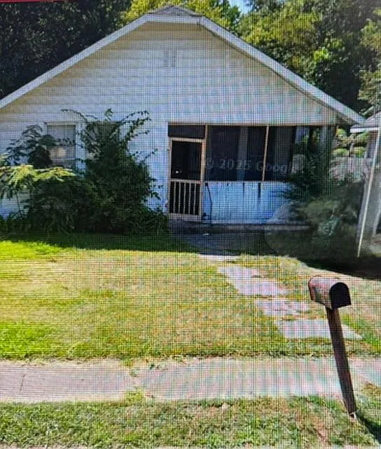 1095 Adams St — Photo 1