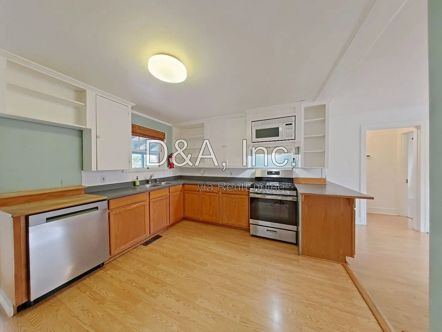3 bed, 1.0 bath, 1424 sqft, $2,495 — Photo 3