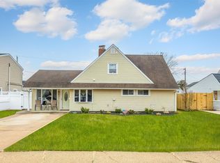 29 Timber Ln, Levittown, NY 11756