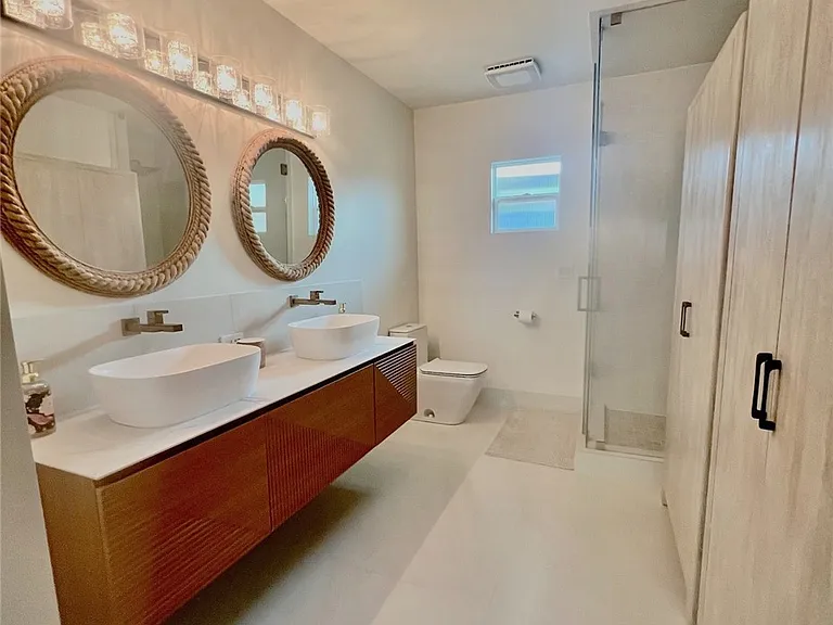 24 Saratoga — Photo 11
