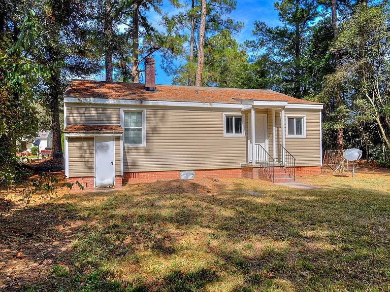 2202 Shirley Ave — Photo 2