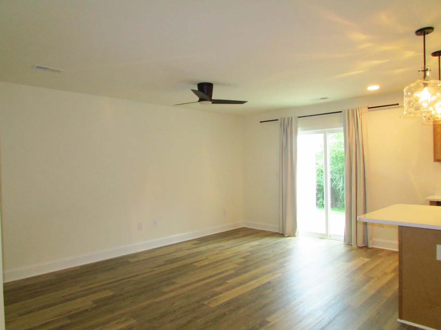 3 bed, 2.5 bath, 1368 sqft, $1,900 — Photo 2
