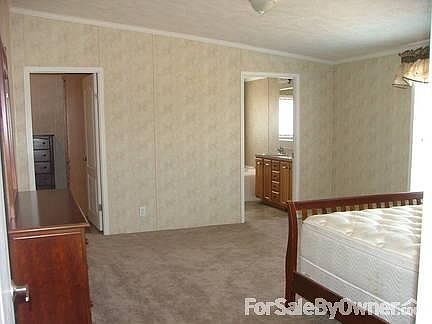 Master Bedroom
						:
						2 large windows on right, right door bathroom, left door walk-in closet