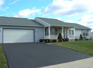 108 Meadowcrest Ln, Douglassville, PA 19518