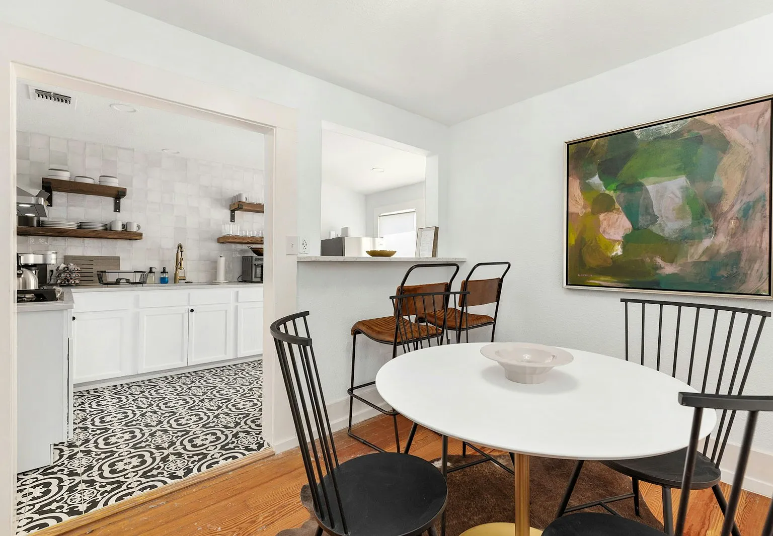 110 E Craig Pl — Photo 1
