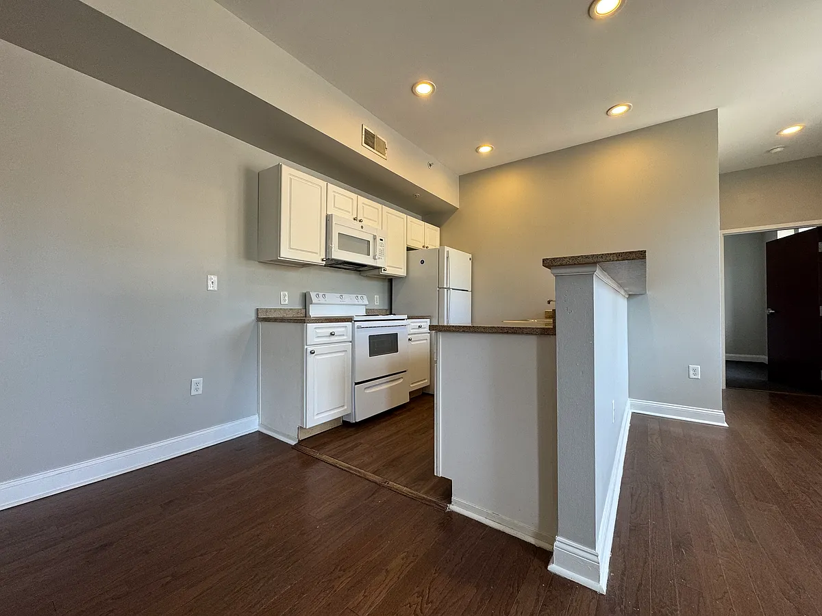 Building Photo - 210-416 Farmington Ave #D416