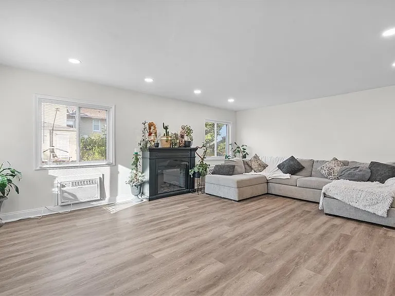 726 Seneca St #1 — Photo 35