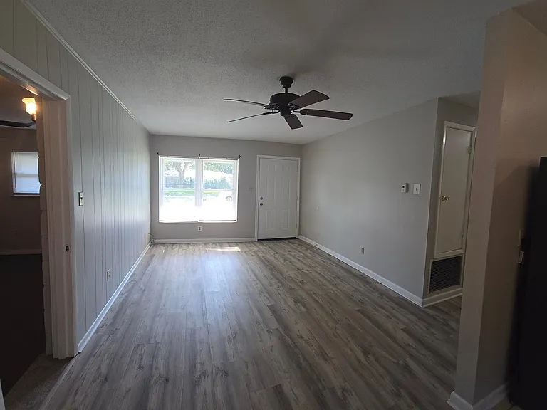 712 Newport Dr — Photo 4