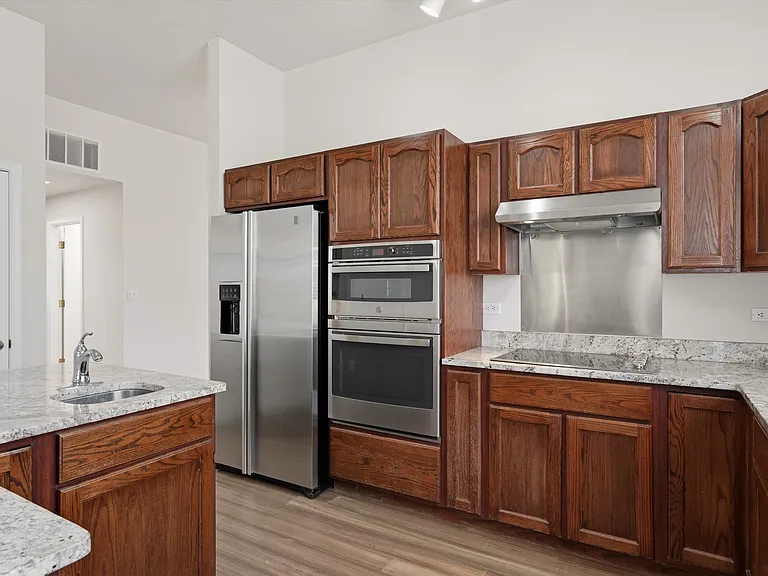 10021 Bridgepointe Ct NE — Photo 16