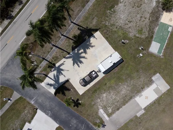 106 Maple Ln, Fort Myers, FL 33908
