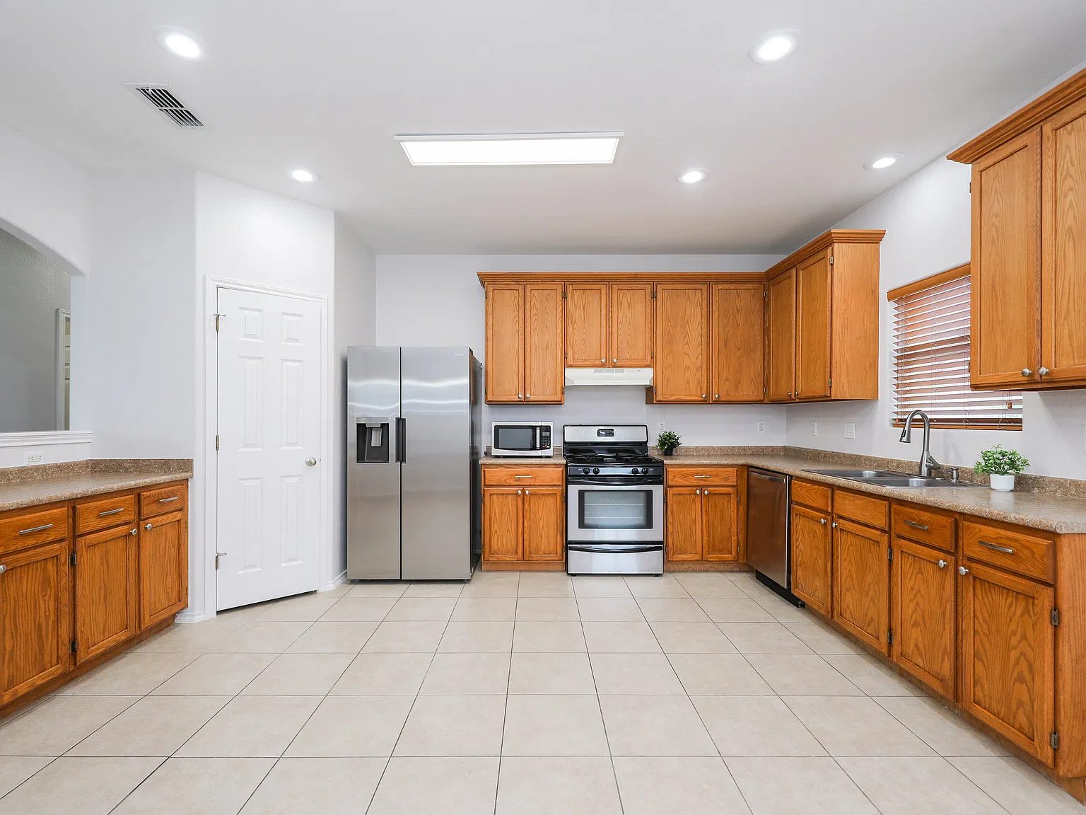 3 bed, 1650 sqft, $2,000 — Photo 3