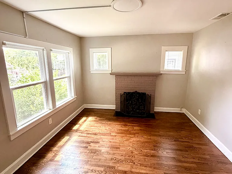 210 Linwood Dr — Photo 3