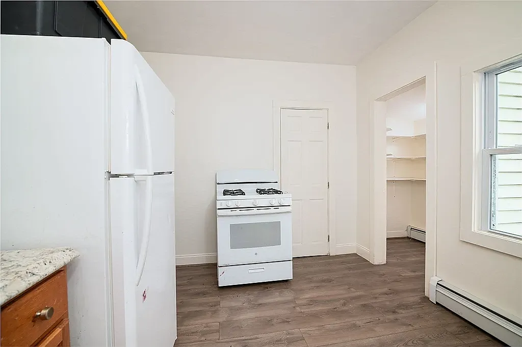 3 bed, 901 sqft, $975 — Photo 2