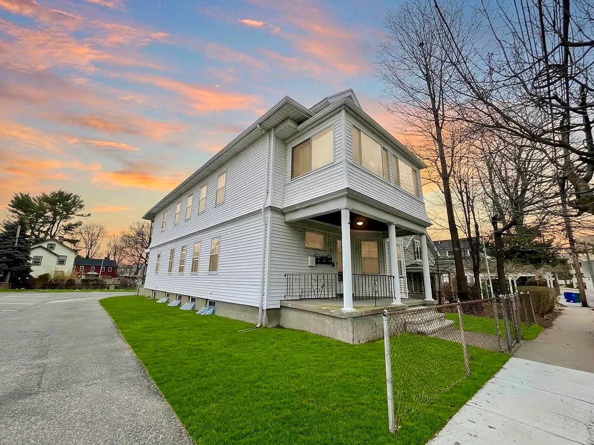 3 bed, 1.5 bath, 1500 sqft, $3,700 — Photo 1