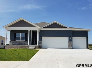 6413 Clear Creek St, Bellevue, NE 68157