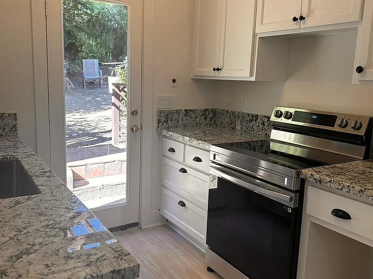 135 Almond St #5 — Photo 3