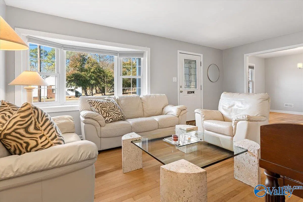 3 bed, 2.0 bath, 2680 sqft, $2,700 — Photo 4
