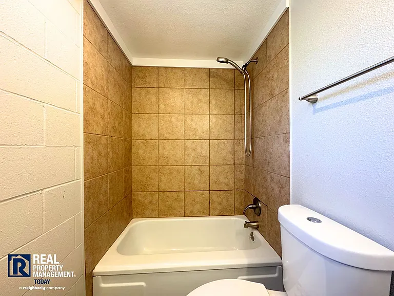 6415 Steilacoom Blvd SW Tacoma — Photo 16