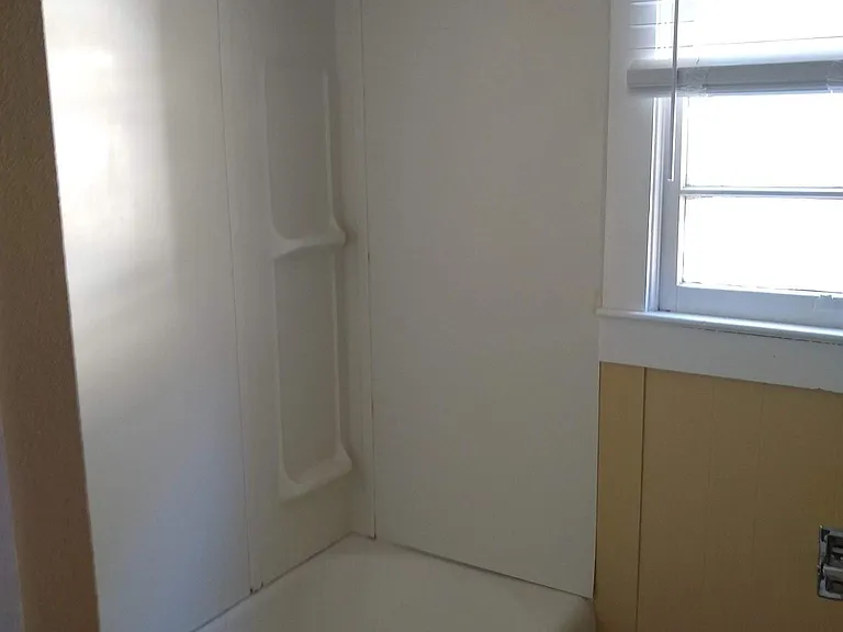Full bath #1, tub/shower